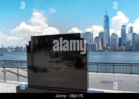Jersey City, USA – 23. August 2022: Die schwarze Granitstele, die Teil des Jersey City 911 Memorial am Hudson River Waterfront Walkway in NJ ist Stockfoto