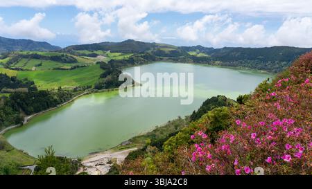Aus der Vogelperspektive des Furnassees (Lagoa das Furnas) auf der Insel Sao Miguel, Azoren, Portugal. Stockfoto