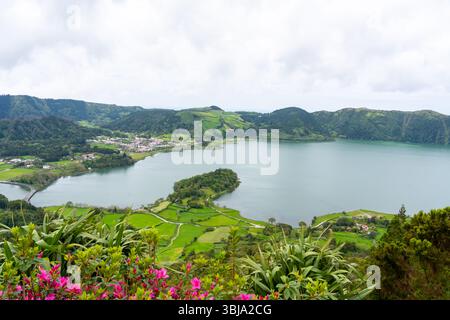 See Sete Cidades mit Stadt Sete Cidades und Terrassen im Hintergrund auf der Insel Sao Miguel, Azoren, Portugal. Stockfoto