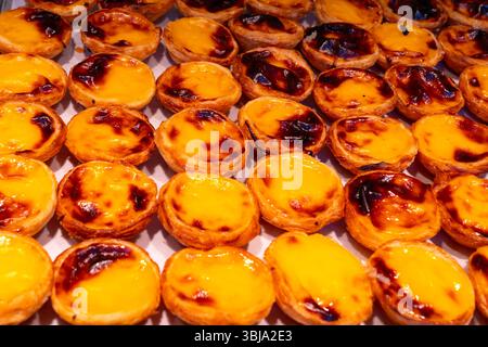Traditionelle portugiesische Pudding-Torten (Pastel de Nata), frisch gebacken in einem Geschäft zum Verkauf. Stockfoto