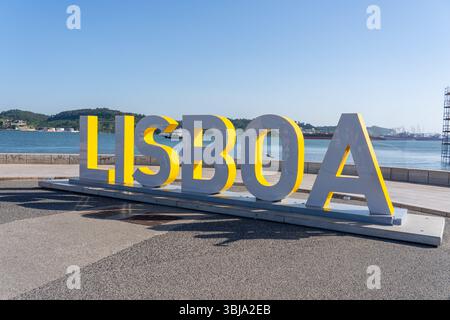 Lisboa Bodenschild am Ufer des Tejo und in der Nähe des Belem-Turms in Lissabon, Portugal. Stockfoto