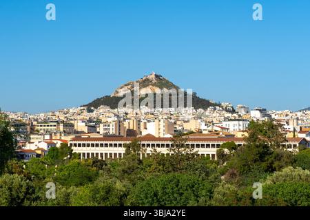 Athen Stadtbild mit dem Lycabettus-Hügel, Blick vom Akropolis-Hügel im Frühjahr 2025, Athen, Griechenland. Stockfoto