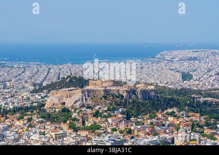 Blick auf Athen mit der Akropolis vom Lycabettus-Hügel aus gesehen, dem höchsten Punkt der Stadt. Stockfoto
