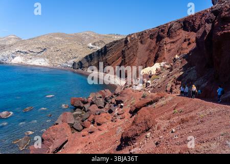 Die Menschen besuchen Red Beach im südlichen Teil der Insel Santorin, Griechenland. Stockfoto
