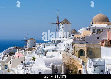 Blick auf die Stadt Oia auf Santorin, Griechenland. Stockfoto