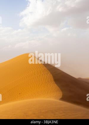 Starker Wind weht den losen Sand in der Sahara, Marokko, Afrika. Stockfoto
