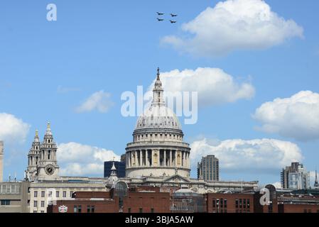 Vier Taifun Jets, die an der Trooping the Colour Flypast 2025 über die St Paul's Cathedral in London teilnehmen Stockfoto