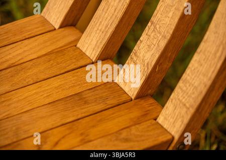 Details eines Klappstuhls aus Holz, hergestellt nach historischen Standards, die die Verbindung zwischen Sitz und Rücken zeigen. Handgefertigte Tischlerei Stockfoto