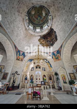 Kondrita-Kloster des Heiligen Nikolaus in Moldau. Innenansicht der christlich-orthodoxen Kirche mit einem unverwechselbaren, traditionellen architektonischen Stil für den Osten Stockfoto