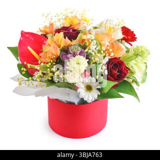 Wunderschöner Blumenstrauß in einer roten luxuriösen Geschenkbox isoliert auf weißem Hintergrund Stockfoto