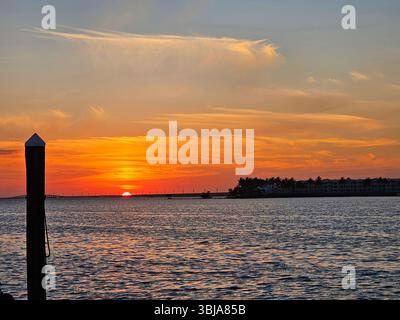 Sonnenuntergang von den Docks in Marathon, Florida. Marathon ist ein beliebter Ort für Bootsfahrer, um die Wintermonate in den Keys zu verbringen. Stockfoto