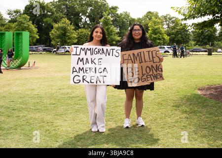 Greenville, South Carolina, USA - 14. Juni 2025 - Eine riesige Menschenmenge versammelte sich heute, um die Demokratie zu unterstützen und Unmut über Donald Trumps Präsidentschaft zum Ausdruck zu bringen. Der Greenville march, einer von Tausenden im ganzen Land, blieb friedlich und beinhaltete Sprecher, Volkslieder, Line Dance, Partymusik und guten Beifall. Quelle: Alamy Live News / Jodie Castellani-Castle Light Images - Nur Editorial. Stockfoto