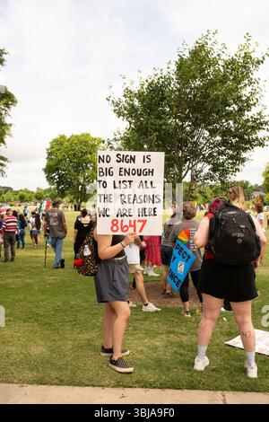Greenville, South Carolina, USA - 14. Juni 2025 - Eine riesige Menschenmenge versammelte sich heute, um die Demokratie zu unterstützen und Unmut über Donald Trumps Präsidentschaft zum Ausdruck zu bringen. Der Greenville march, einer von Tausenden im ganzen Land, blieb friedlich und beinhaltete Sprecher, Volkslieder, Line Dance, Partymusik und guten Beifall. Quelle: Alamy Live News / Jodie Castellani-Castle Light Images - Nur Editorial. Stockfoto