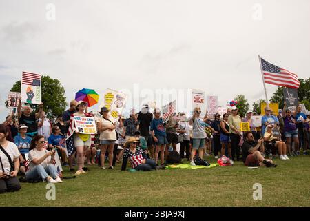 Greenville, South Carolina, USA - 14. Juni 2025 - Eine riesige Menschenmenge versammelte sich heute, um die Demokratie zu unterstützen und Unmut über Donald Trumps Präsidentschaft zum Ausdruck zu bringen. Der Greenville march, einer von Tausenden im ganzen Land, blieb friedlich und beinhaltete Sprecher, Volkslieder, Line Dance, Partymusik und guten Beifall. Quelle: Alamy Live News / Jodie Castellani-Castle Light Images - Nur Editorial. Stockfoto