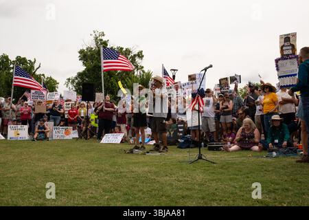 Greenville, South Carolina, USA - 14. Juni 2025 - Eine riesige Menschenmenge versammelte sich heute, um die Demokratie zu unterstützen und Unmut über Donald Trumps Präsidentschaft zum Ausdruck zu bringen. Der Greenville march, einer von Tausenden im ganzen Land, blieb friedlich und beinhaltete Sprecher, Volkslieder, Line Dance, Partymusik und guten Beifall. Quelle: Alamy Live News / Jodie Castellani-Castle Light Images - Nur Editorial. Stockfoto