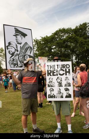 Greenville, South Carolina, USA - 14. Juni 2025 - Eine riesige Menschenmenge versammelte sich heute, um die Demokratie zu unterstützen und Unmut über Donald Trumps Präsidentschaft zum Ausdruck zu bringen. Der Greenville march, einer von Tausenden im ganzen Land, blieb friedlich und beinhaltete Sprecher, Volkslieder, Line Dance, Partymusik und guten Beifall. Quelle: Alamy Live News / Jodie Castellani-Castle Light Images - Nur Editorial. Stockfoto