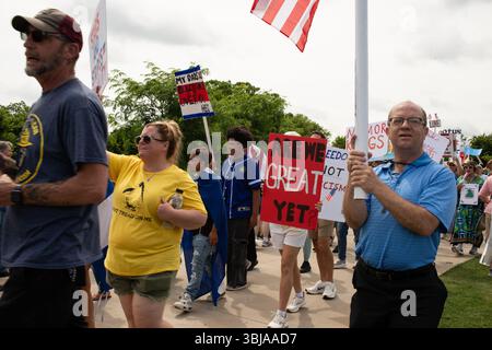 Greenville, South Carolina, USA - 14. Juni 2025 - Eine riesige Menschenmenge versammelte sich heute, um die Demokratie zu unterstützen und Unmut über Donald Trumps Präsidentschaft zum Ausdruck zu bringen. Der Greenville march, einer von Tausenden im ganzen Land, blieb friedlich und beinhaltete Sprecher, Volkslieder, Line Dance, Partymusik und guten Beifall. Quelle: Alamy Live News / Jodie Castellani-Castle Light Images - Nur Editorial. Stockfoto