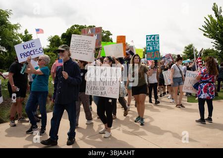 Greenville, South Carolina, USA - 14. Juni 2025 - Eine riesige Menschenmenge versammelte sich heute, um die Demokratie zu unterstützen und Unmut über Donald Trumps Präsidentschaft zum Ausdruck zu bringen. Der Greenville march, einer von Tausenden im ganzen Land, blieb friedlich und beinhaltete Sprecher, Volkslieder, Line Dance, Partymusik und guten Beifall. Quelle: Alamy Live News / Jodie Castellani-Castle Light Images - Nur Editorial. Stockfoto