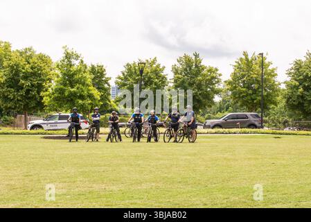 Greenville, South Carolina, USA - 14. Juni 2025 - Eine riesige Menschenmenge versammelte sich heute, um die Demokratie zu unterstützen und Unmut über Donald Trumps Präsidentschaft zum Ausdruck zu bringen. Der Greenville march, einer von Tausenden im ganzen Land, blieb friedlich und beinhaltete Sprecher, Volkslieder, Line Dance, Partymusik und guten Beifall. Quelle: Alamy Live News / Jodie Castellani-Castle Light Images - Nur Editorial. Stockfoto