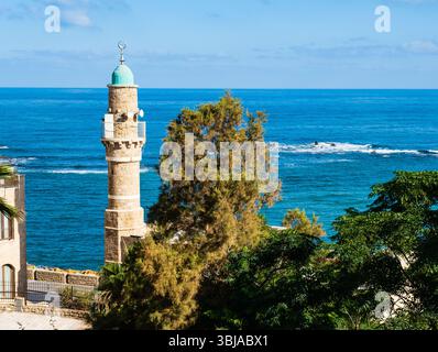 Minarett der Al-Bahr-Moschee auf dem Hintergrund des Mittelmeers. Jaffa, Israel. Stockfoto