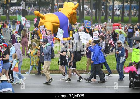 Philadelphia, Usa. Juni 2025. Tausende versammeln sich, um gegen die einwanderungsfeindliche Politik von Präsident Trump zu protestieren, während der No Kings-Kundgebung am 14. Juni 2025 in Philadelphia, PA, USA. Die Demonstration fällt mit über 2.000 ähnlichen Protesten im ganzen Land zusammen und widersetzt Trumps umstrittene Militärparade in Washington, DC, die an seinem 79. Geburtstag und dem 250. Jahrestag der US-Armee stattfand. (Bastiaan Slabbers/SIPA USA) (Foto: Bastiaan Slabbers/SIPA USA) Foto: SIPA USA/Alamy Live News Stockfoto