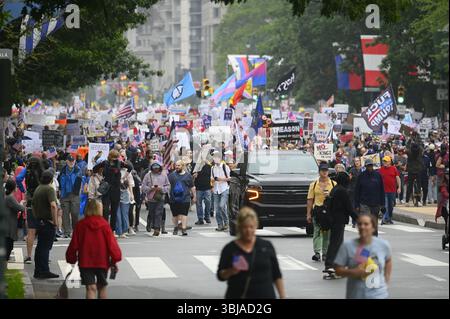 Philadelphia, Usa. Juni 2025. Tausende versammeln sich, um gegen die einwanderungsfeindliche Politik von Präsident Trump zu protestieren, während der No Kings-Kundgebung am 14. Juni 2025 in Philadelphia, PA, USA. Die Demonstration fällt mit über 2.000 ähnlichen Protesten im ganzen Land zusammen und widersetzt Trumps umstrittene Militärparade in Washington, DC, die an seinem 79. Geburtstag und dem 250. Jahrestag der US-Armee stattfand. (Bastiaan Slabbers/SIPA USA) (Foto: Bastiaan Slabbers/SIPA USA) Foto: SIPA USA/Alamy Live News Stockfoto