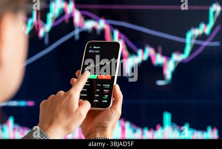 Weibliche digitale Anlegerin analysiert Trends in Kryptowährungen auf Smartphone. Stockfoto