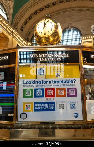 Der Informationskiosk in der großen Halle des Grand Central wird von der berühmten Uhr 2025 in New York City, USA, gekrönt Stockfoto