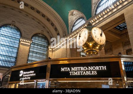 Der Informationskiosk in der großen Halle des Grand Central wird von der berühmten Uhr 2025 in New York City, USA, gekrönt Stockfoto