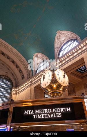 Der Informationskiosk in der großen Halle des Grand Central wird von der berühmten Uhr 2025 in New York City, USA, gekrönt Stockfoto