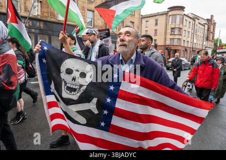 Glasgow, Schottland, Großbritannien. Juni 2025. Tausende von Demonstranten, einige in rot gekleidet für diesen Anlass, nahmen an der nationalen Demonstration des Glasgow Genozid-Notfallkomitees Teil, die aufgerufen wurde, an die Toten im andauernden Konflikt in Gaza zu erinnern. Die Veranstaltung wurde von verschiedenen Organisationen unterstützt, darunter Stop the war Coalition Scotland und anderen Basisgruppen und Glaubensgruppen. (Kreditbild: © Cameron Scott/ZUMA Press Wire) NUR REDAKTIONELLE VERWENDUNG! Nicht für kommerzielle ZWECKE! Stockfoto