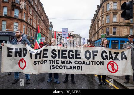 Glasgow, Schottland, Großbritannien. Juni 2025. Tausende von Demonstranten, einige in rot gekleidet für diesen Anlass, nahmen an der nationalen Demonstration des Glasgow Genozid-Notfallkomitees Teil, die aufgerufen wurde, an die Toten im andauernden Konflikt in Gaza zu erinnern. Die Veranstaltung wurde von verschiedenen Organisationen unterstützt, darunter Stop the war Coalition Scotland und anderen Basisgruppen und Glaubensgruppen. (Kreditbild: © Cameron Scott/ZUMA Press Wire) NUR REDAKTIONELLE VERWENDUNG! Nicht für kommerzielle ZWECKE! Stockfoto