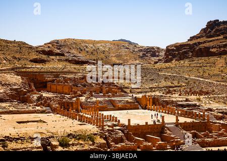 Blick auf den Großen Tempel und das Bogentor in Petra, Jordanien. Stockfoto