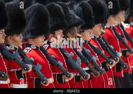 Horse Guards Parade, London, Großbritannien. Juni 2025. Truping the Colour, die offizielle Geburtstagsparade von König Karl III., findet in diesem Jahr auf der Horse Guards Parade mit Großbritanniens ältestem Armeeregiment, den Coldstream Guards, statt. Über 1000 Offiziere und Männer sind zusammen mit 200 Pferden und mehr als 200 Militärmusikern auf der Parade. Quelle: Malcolm Park/Alamy Live News Stockfoto