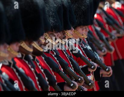 Horse Guards Parade, London, Großbritannien. Juni 2025. Truping the Colour, die offizielle Geburtstagsparade von König Karl III., findet in diesem Jahr auf der Horse Guards Parade mit Großbritanniens ältestem Armeeregiment, den Coldstream Guards, statt. Über 1000 Offiziere und Männer sind zusammen mit 200 Pferden und mehr als 200 Militärmusikern auf der Parade. Quelle: Malcolm Park/Alamy Live News Stockfoto