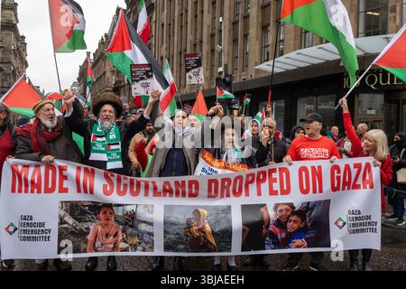 Glasgow, Schottland, Großbritannien. Juni 2025. Tausende von Demonstranten, einige in rot gekleidet für diesen Anlass, nahmen an der nationalen Demonstration des Glasgow Genozid-Notfallkomitees Teil, die aufgerufen wurde, an die Toten im andauernden Konflikt in Gaza zu erinnern. Die Veranstaltung wurde von verschiedenen Organisationen unterstützt, darunter Stop the war Coalition Scotland und anderen Basisgruppen und Glaubensgruppen. (Kreditbild: © Cameron Scott/ZUMA Press Wire) NUR REDAKTIONELLE VERWENDUNG! Nicht für kommerzielle ZWECKE! Stockfoto