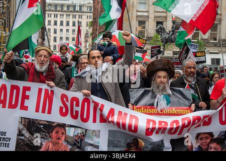 Glasgow, Schottland, Großbritannien. Juni 2025. Tausende von Demonstranten, einige in rot gekleidet für diesen Anlass, nahmen an der nationalen Demonstration des Glasgow Genozid-Notfallkomitees Teil, die aufgerufen wurde, an die Toten im andauernden Konflikt in Gaza zu erinnern. Die Veranstaltung wurde von verschiedenen Organisationen unterstützt, darunter Stop the war Coalition Scotland und anderen Basisgruppen und Glaubensgruppen. (Kreditbild: © Cameron Scott/ZUMA Press Wire) NUR REDAKTIONELLE VERWENDUNG! Nicht für kommerzielle ZWECKE! Stockfoto