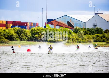 Fahrer auf ihrem Jet Ski Rennen in Runde 3 der British Jet Ski Racing Championship am 14. Juni 2025 in Crosby bei Liverpool in England. Stockfoto