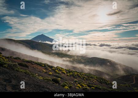 Wolkenumkehr über dem Teide auf Teneriffa Stockfoto