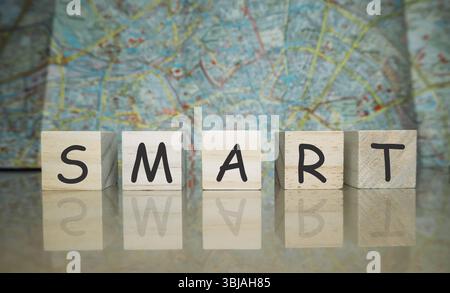 Holzblock mit dem Wort Smart drauf. Die Blöcke sind in einer Reihe angeordnet, wobei jeder Block einen anderen Buchstaben hat. Die Anordnung des bl Stockfoto