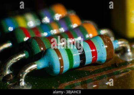 Halbleiter, gelötet auf eine Computerplatine, Nahaufnahme. Stockfoto