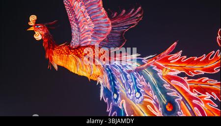 Peking, China. Zigong Lantern Festival In Peking. Erstaunliche Lichtkomposition Phoenix Dance From Neunth Heaven. Die Chinesen Phoenix Fenghuang Sind Es Stockfoto