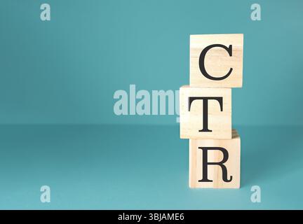 Drei Holzblöcke übereinander gestapelt CTR Stockfoto