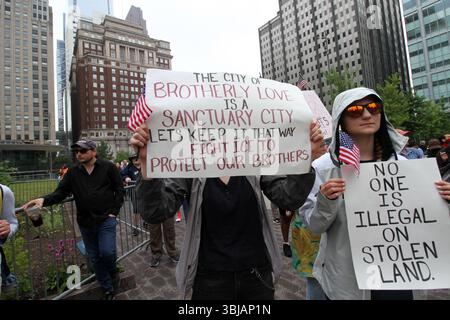 Philadelphia, Pennsylvania, USA. Juni 2025. Philadelphia, Pennsylvania 14. Juni 2025.Tausende Demonstranten überschwemmten am Samstag Center City in Philadelphia wegen des nationalen Protests „No Kings“, einer groß angelegten Reaktion auf die jüngsten Aktionen der Trump-Regierung. (Kreditbild: © Bruce Cotler/ZUMA Press Wire) NUR REDAKTIONELLE VERWENDUNG! Nicht für kommerzielle ZWECKE! Stockfoto