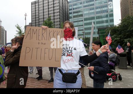 Philadelphia, Pennsylvania, USA. Juni 2025. Philadelphia, Pennsylvania 14. Juni 2025.Tausende Demonstranten überschwemmten am Samstag Center City in Philadelphia wegen des nationalen Protests „No Kings“, einer groß angelegten Reaktion auf die jüngsten Aktionen der Trump-Regierung. (Kreditbild: © Bruce Cotler/ZUMA Press Wire) NUR REDAKTIONELLE VERWENDUNG! Nicht für kommerzielle ZWECKE! Stockfoto