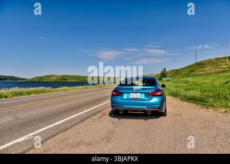 Elkwater Lake, 4. Juli 2021: Ein BMW 4er-Motor entlang der Autobahn am Elkwater Lake in der Cypress Hills Region im Süden Albertas Stockfoto