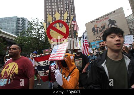 Philadelphia, Pennsylvania, USA. Juni 2025. Philadelphia, Pennsylvania 14. Juni 2025.Tausende Demonstranten überschwemmten am Samstag Center City in Philadelphia wegen des nationalen Protests „No Kings“, einer groß angelegten Reaktion auf die jüngsten Aktionen der Trump-Regierung. (Kreditbild: © Bruce Cotler/ZUMA Press Wire) NUR REDAKTIONELLE VERWENDUNG! Nicht für kommerzielle ZWECKE! Stockfoto
