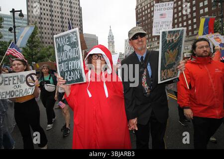 Philadelphia, Pennsylvania, USA. Juni 2025. Philadelphia, Pennsylvania 14. Juni 2025.Tausende Demonstranten überschwemmten am Samstag Center City in Philadelphia wegen des nationalen Protests „No Kings“, einer groß angelegten Reaktion auf die jüngsten Aktionen der Trump-Regierung. (Kreditbild: © Bruce Cotler/ZUMA Press Wire) NUR REDAKTIONELLE VERWENDUNG! Nicht für kommerzielle ZWECKE! Stockfoto