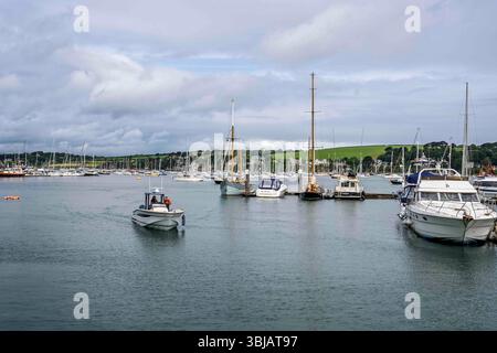 Kleines Motorboot, das am 31. Mai 2025 im Hafen von Falmouth, Cornwall, Großbritannien ankommt Stockfoto