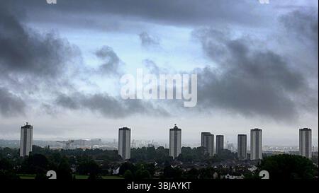 Glasgow, Schottland, Großbritannien. Juni 2025. Wetter in Großbritannien: Der Regen verzeichnete sinkende Temperaturen, während der Sommer verschwindet, während stürmisches Wetter über dem westlichen Ende der Stadt hereinbricht. Credit Gerard Ferry/Alamy Live News Stockfoto